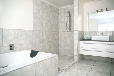 Photo of property in 245c Hill Road, The Gardens, Auckland, 2105