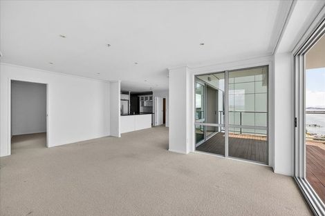 Photo of property in 72 Devonport Road, Tauranga, 3110