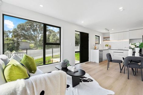 Photo of property in 2/1090 Beach Road, Torbay, Auckland, 0630
