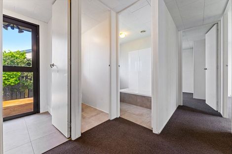 Photo of property in 28 Devonshire Road, Unsworth Heights, Auckland, 0632