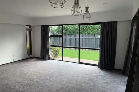 Photo of property in 2/10 Tulloch Place, Conifer Grove, Takanini, 2112
