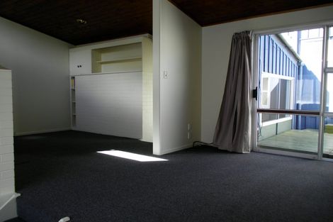 Photo of property in 21 Howard Road, Northcote, Auckland, 0627