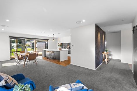 Photo of property in 42 Sardinia Grove, Fitzherbert, Palmerston North, 4410