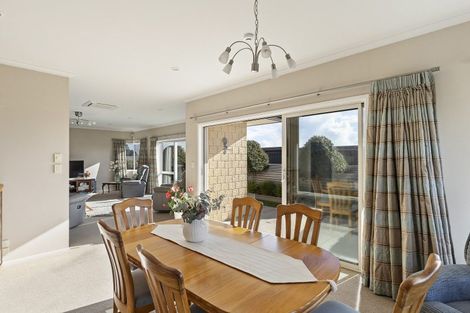 Photo of property in 5 Vardon Way, Waiwhakaiho, New Plymouth, 4312