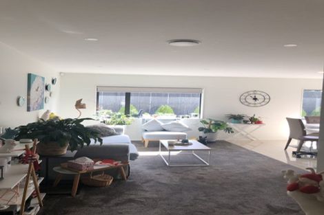Photo of property in 8a Blythe Place, Glendene, Auckland, 0602