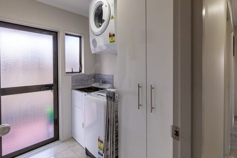 Photo of property in 13 Martin Place, Kelston, Auckland, 0602