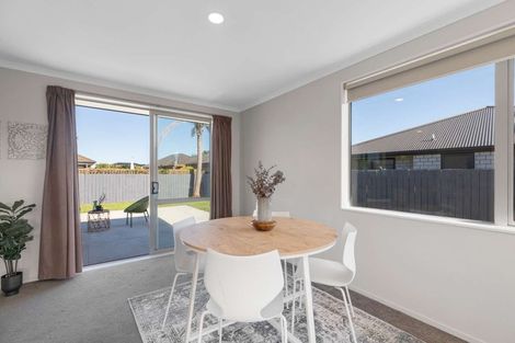 Photo of property in 16 Ripple Grove, Waiuku, 2123