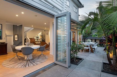 Photo of property in 3a Rossmore Terrace, Murrays Bay, Auckland, 0630