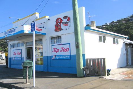 Photo of property in 186a Queens Drive, Lyall Bay, Wellington, 6022