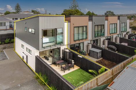 Photo of property in 4 Mana Place, Te Atatu Peninsula, Auckland, 0610