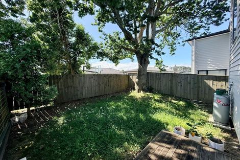Photo of property in 9 Korowha Place, New Lynn, Auckland, 0600