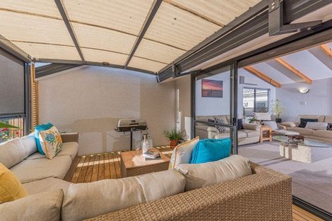 Photo of property in 32 Glucina Avenue, West Harbour, Auckland, 0618