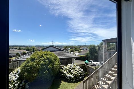Photo of property in 2/8 Sevilla Place, Unsworth Heights, Auckland, 0632