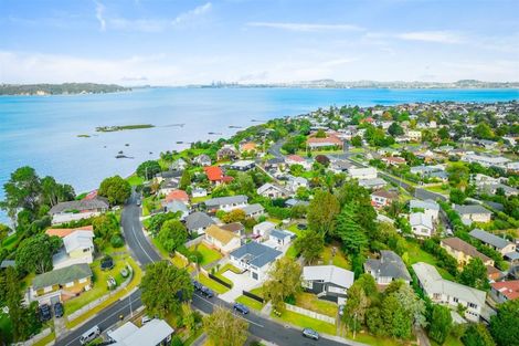 Photo of property in 27 Gill Avenue, Te Atatu Peninsula, Auckland, 0610