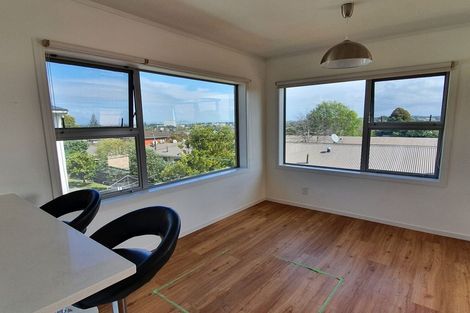 Photo of property in 3/104 East Coast Road, Forrest Hill, Auckland, 0620