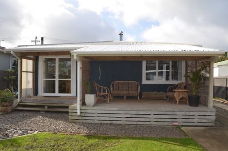 Photo of property in 137 Cornfoot Street, Castlecliff, Whanganui, 4501