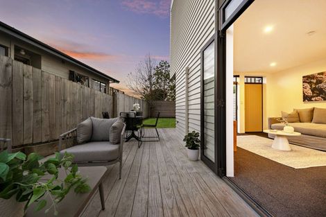 Photo of property in 13/15 Chivalry Road, Glenfield, Auckland, 0629