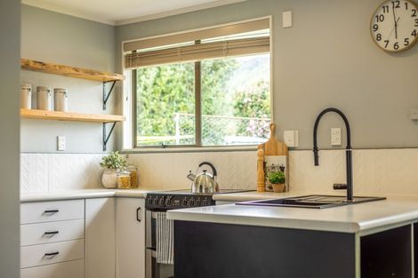 Photo of property in 10 Graham Grove, Waikanae, 5036