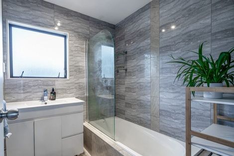 Photo of property in 13 Martin Place, Kelston, Auckland, 0602