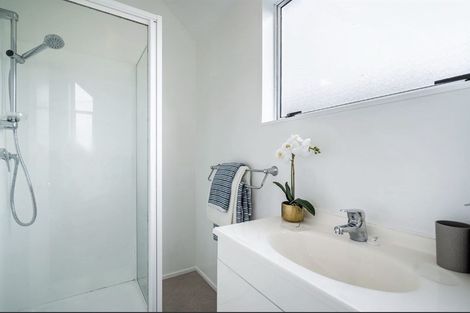 Photo of property in 1/1 Valley Road, Northcote, Auckland, 0626