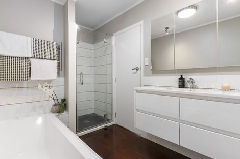 Photo of property in 8 Shanaway Rise, Hillcrest, Auckland, 0627