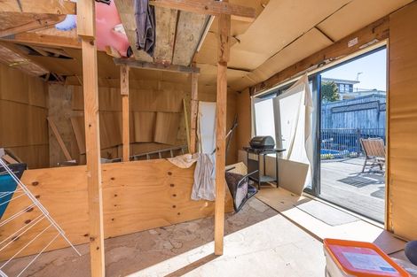 Photo of property in 6 Milwaukee Place, Glendene, Auckland, 0602
