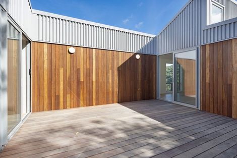 Photo of property in 129 Houghton Bay Road, Houghton Bay, Wellington, 6023