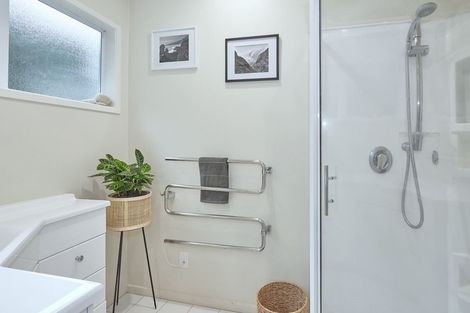 Photo of property in 27 Coroglen Avenue, Birkenhead, Auckland, 0626