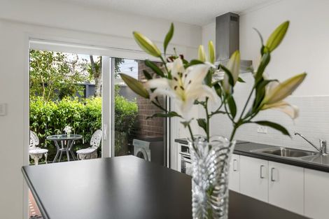 Photo of property in 4/83 Lake Road, Devonport, Auckland, 0622