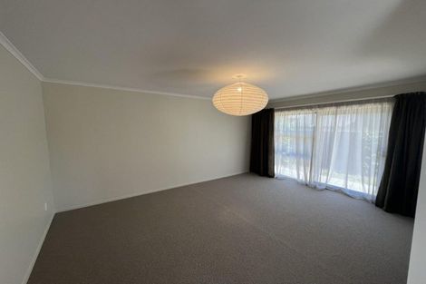Photo of property in 15 Sequoia Grove, Merrilands, New Plymouth, 4312