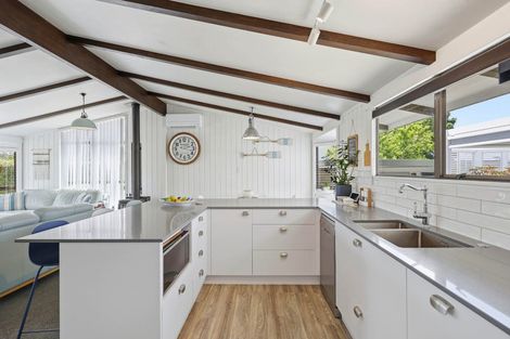 Photo of property in 6 Vela Place, Clarks Beach, 2122