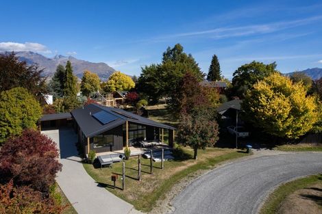 Photo of property in 10 Preston Drive, Arrowtown, 9302