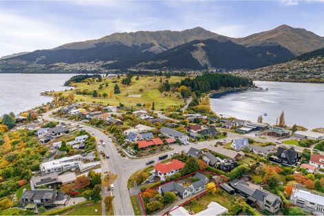 Photo of property in 45 Cedar Drive, Kelvin Heights, Queenstown, 9300