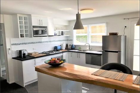 Photo of property in 30 Brooker Grove, Newlands, Wellington, 6037