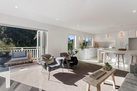 Photo of property in 32a Sandown Road, Rothesay Bay, Auckland, 0630
