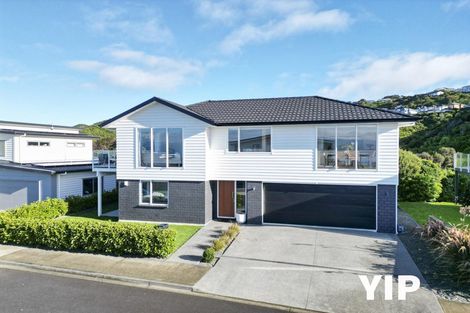 Photo of property in 10 Cromwell Point, Newlands, Wellington, 6037