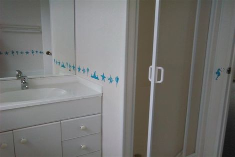 Photo of property in 2/2 Rook Place, Unsworth Heights, Auckland, 0632