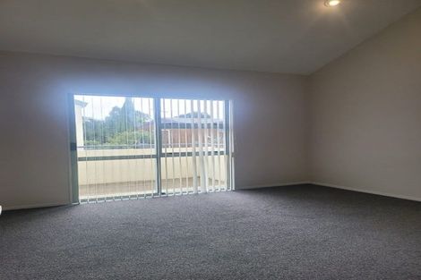 Photo of property in 1/19 Goldfinch Rise, Unsworth Heights, Auckland, 0632
