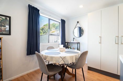 Photo of property in 31 Cheltenham Terrace, Newlands, Wellington, 6037