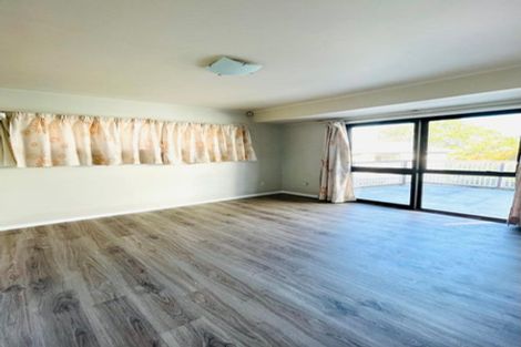 Photo of property in 30 Mannering Place, Hillcrest, Auckland, 0627