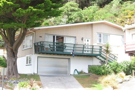 Photo of property in 27 Southern Cross Crescent, Island Bay, Wellington, 6023