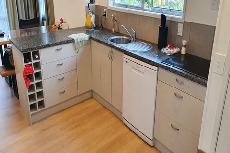 Photo of property in 16 Kemp Road, Massey, Auckland, 0614