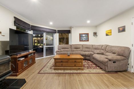 Photo of property in 1/992 Beach Road, Torbay, Auckland, 0630