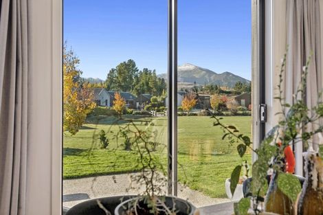 Photo of property in 5 Mount Creighton Crescent, Wanaka, 9305