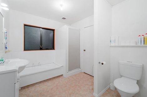 Photo of property in 1/96 Edmonton Road, Henderson, Auckland, 0612