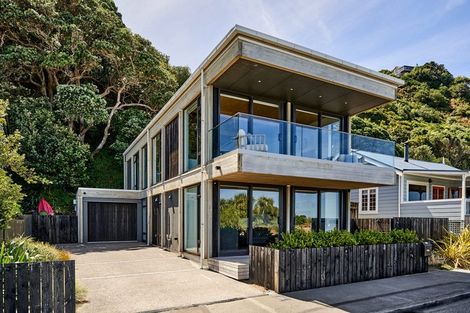 Photo of property in 196 The Esplanade, Island Bay, Wellington, 6023