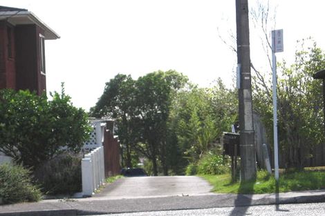 Photo of property in 2/589 Glenfield Road, Totara Vale, Auckland, 0629