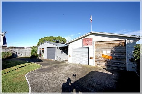 Photo of property in 11 Low Avenue, Foxton Beach, Foxton, 4815