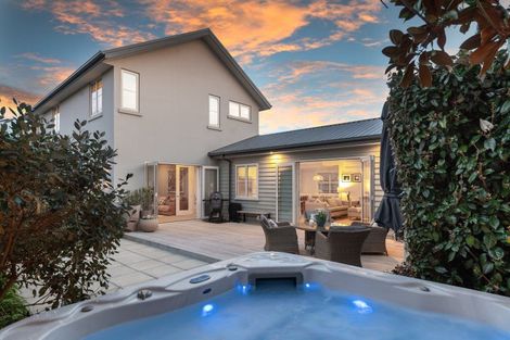 Photo of property in 2 Glen Bridge Lane, Harewood, Christchurch, 8051