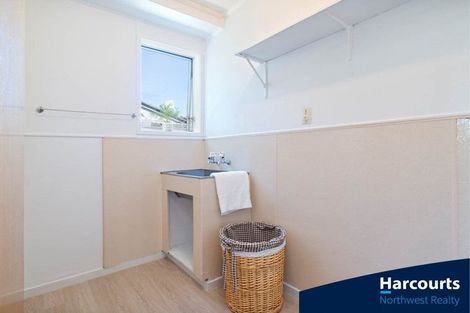 Photo of property in 16 Glen Road, Ranui, Auckland, 0612